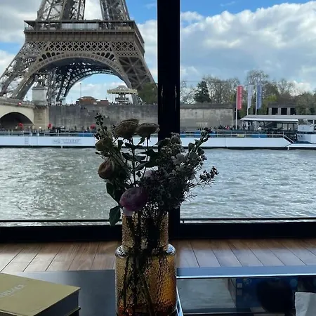 Daire Mind-blowing Eiffel Tower Houseboat *