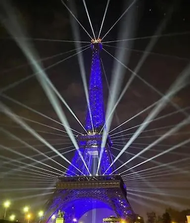 Mind-blowing Eiffel Tower Houseboat Daire