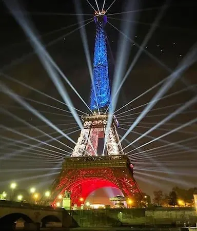 Mind-blowing Eiffel Tower Houseboat Daire Paris